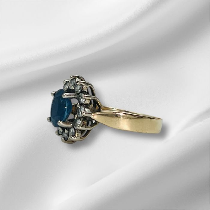 Златен пръстен с диаманти и сапфир 14к