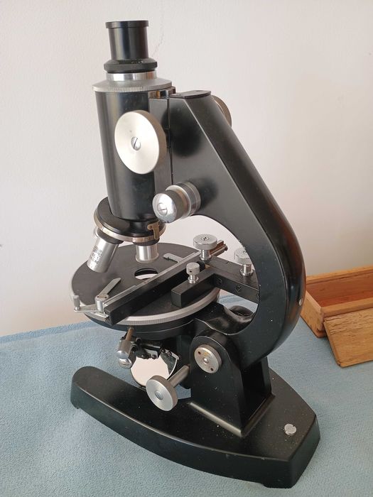 Като нов немски лабораторен микроскоп HENSOULT WETZLAR с три обектива