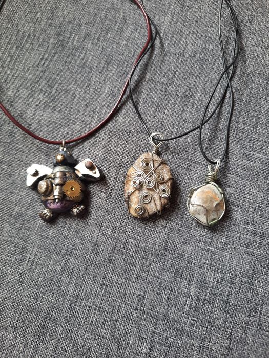 медальон дамски/колие/ръчно изработен/handmade/бижу/камък и метал