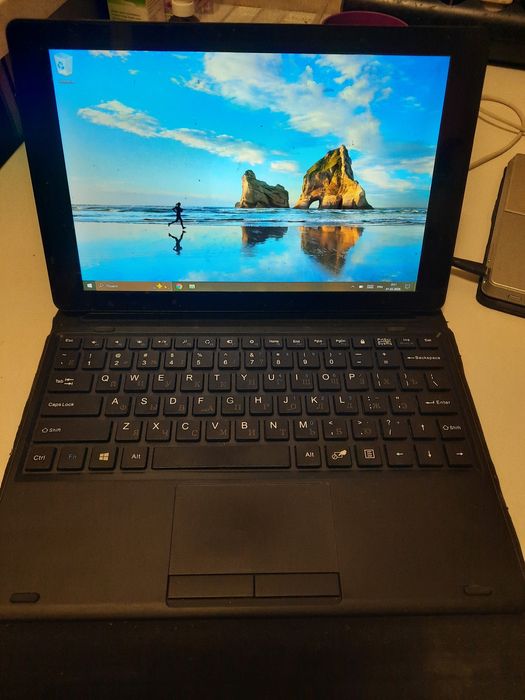 Планшет в чехле продам