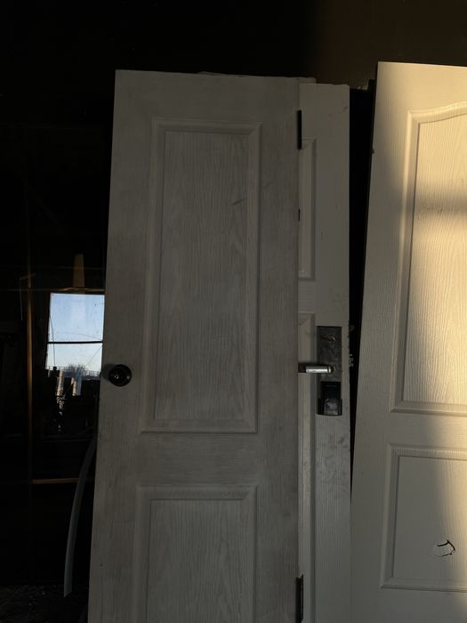 Двери деревянные , в хорошем состояние