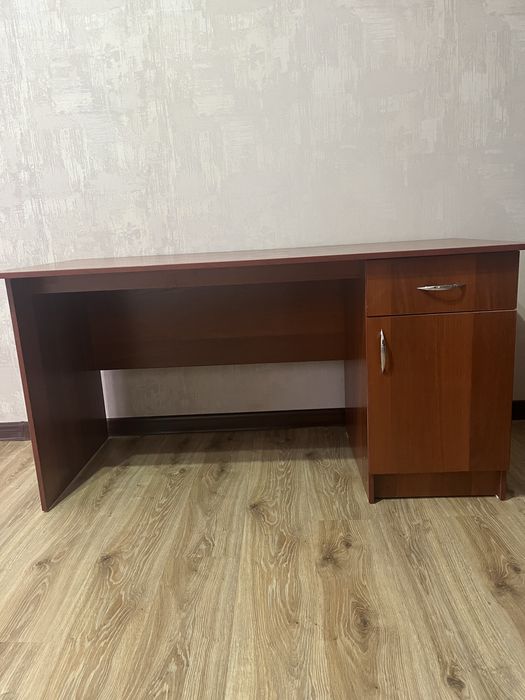 Стол офисный.