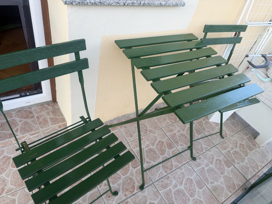 Set de masa cu doua scaune. pliante structura metalica cu lemn