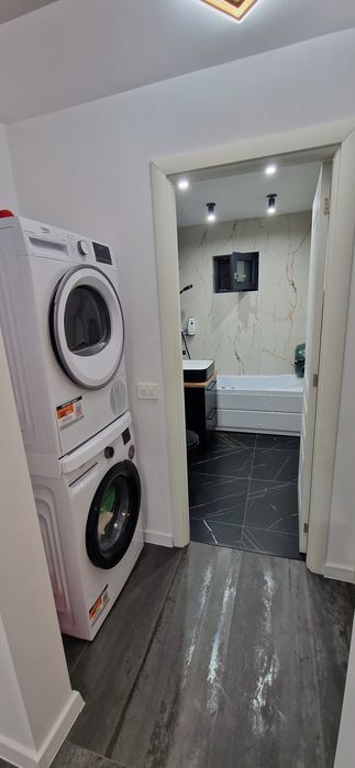 Vând apartament 4 camere decomandat !!