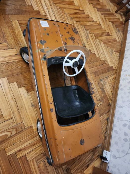 детский педальный автомобиль