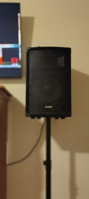 Vând boxe cu trepied ALESIS CU STATIE  ALESIS