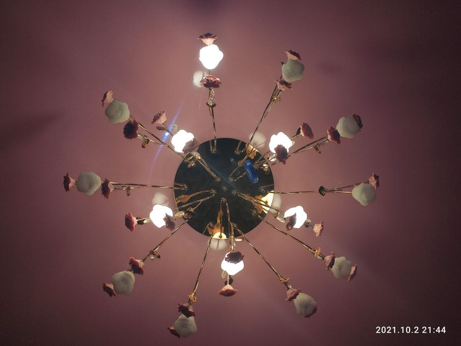 Люстра форме розочек смотреться  красиво