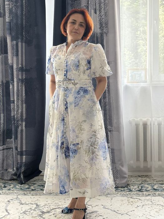 Вечерние платье голубого цвета