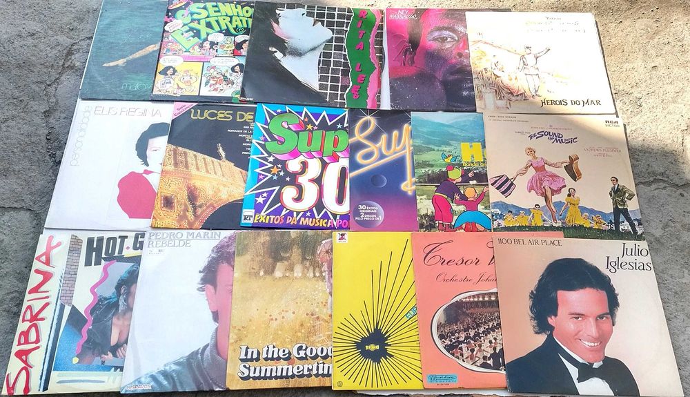 Лот, състоящ се от 112 винилови плочи, EP и LP плочи.