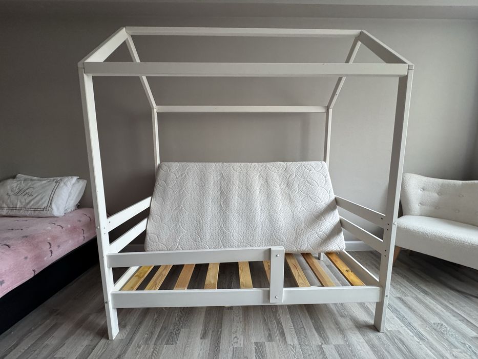 Продам.  Детскую кровать домик