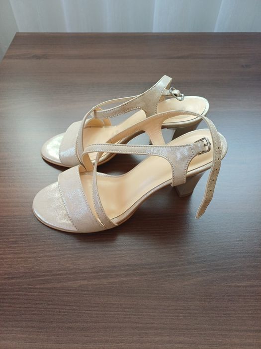 Vând sandale din piele naturala culoare bej, înălțime toc 8.5 cm.