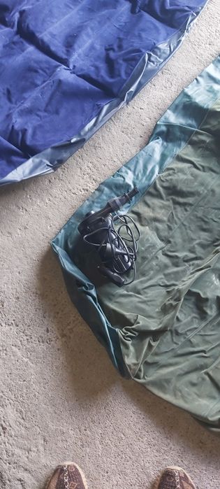 Продам матрасы надувные цена  за  2 шт.