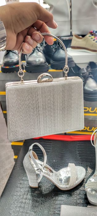 Сандали на висок ток