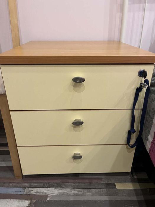 Офис шкафче с ключалка и два ключа