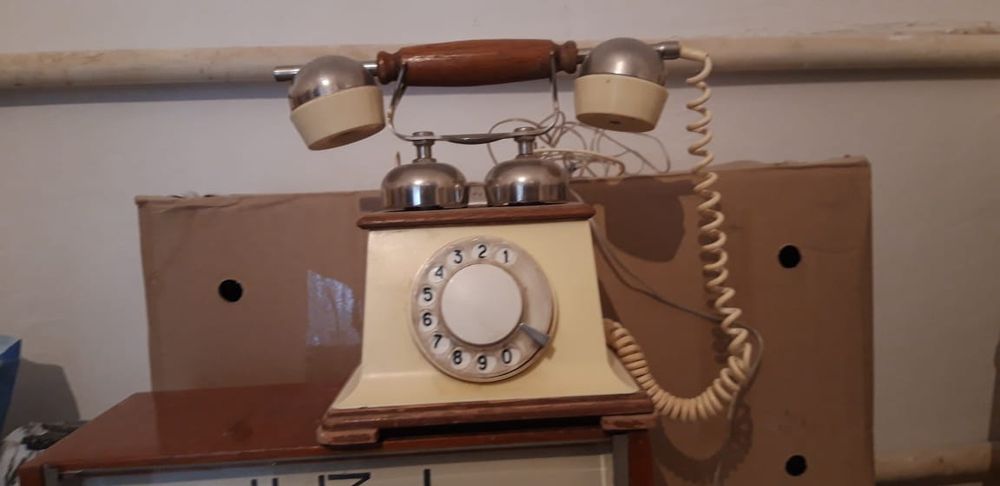 Антиквариат часы и телефон