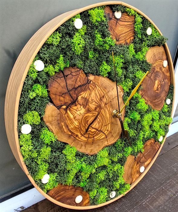 Часовник със скандинавски мъх и масивно дърво