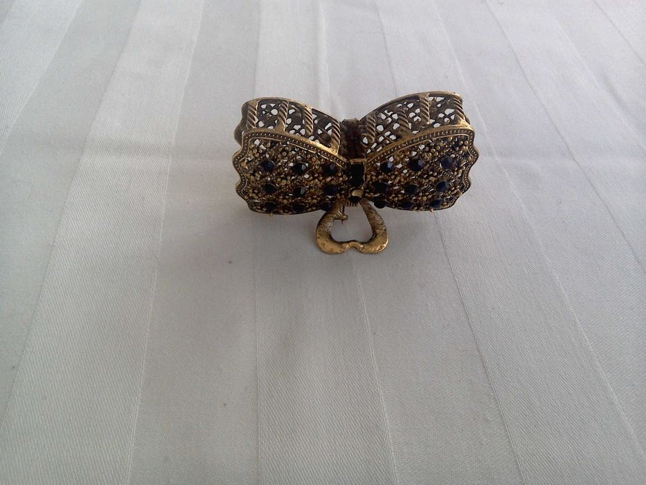 Cleşte/clamă, metal nobil