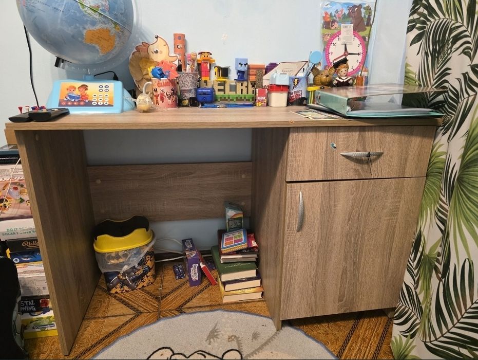 Birou pentru copii din lemn de culoare sonoma, cu dimensiuni de 110x46