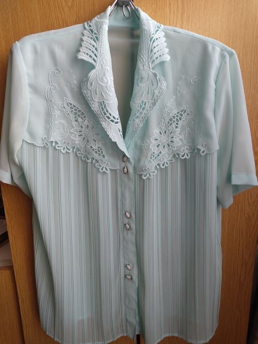 Продам  нарядную женскую блузку. Размер 56-58.  Рукав короткий.  Б/У в