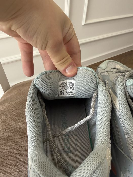 Yeezy boost 700 v2 Inertia