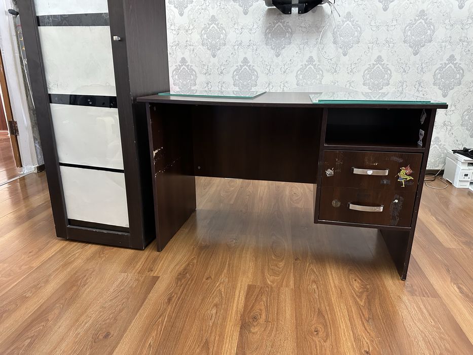 срочно продам стол и полку