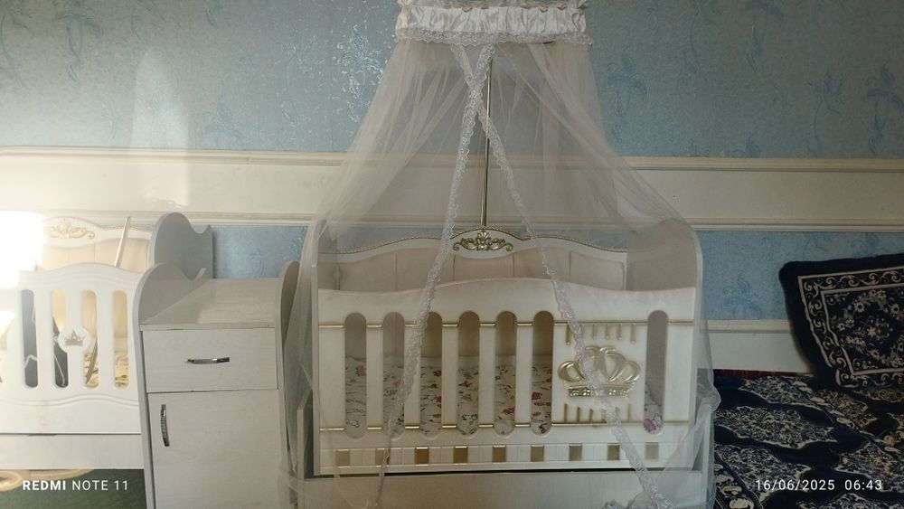 Bolalar belanchagi sotiladi yonidagi shkafchasi bn