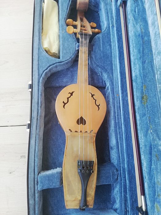 Продам Прима-қобыз с чехлом. Состояние хорошее.