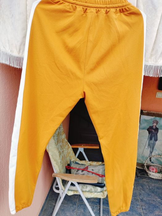 Pantaloni de trening damă – Galbeni / Mustar cu dungi albe laterale – Mărime XL