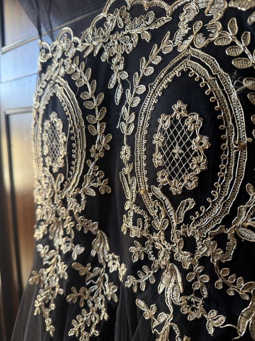 Елегантна черна рокля с бродерия