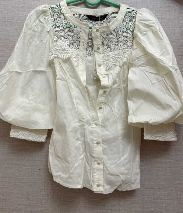 Белые рубашки разного размера