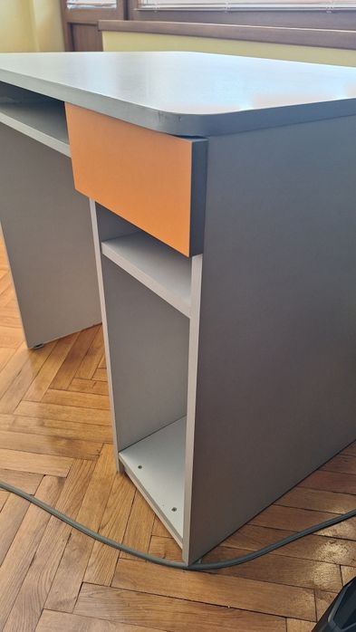 Продавам компютърно (ученическо) бюро