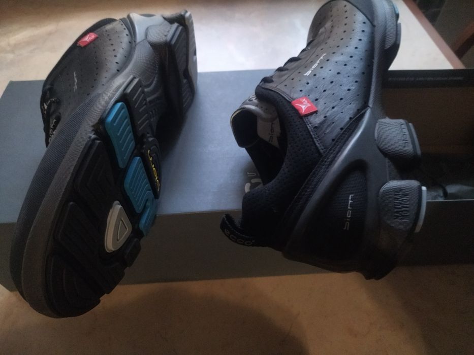 Кроссовки от ECCO