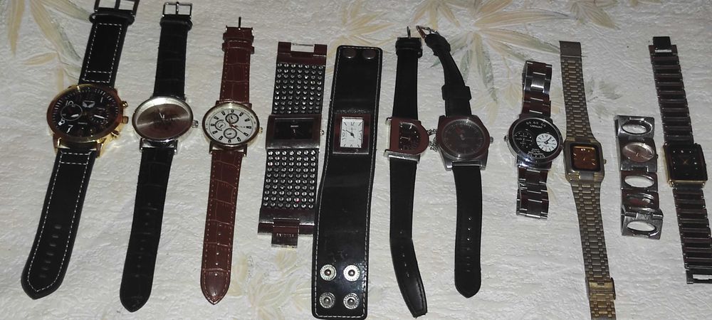 11 ceasuri de mana toate quartz cele din poza vre-o 4 dintre ele nu au fost probate NECESI