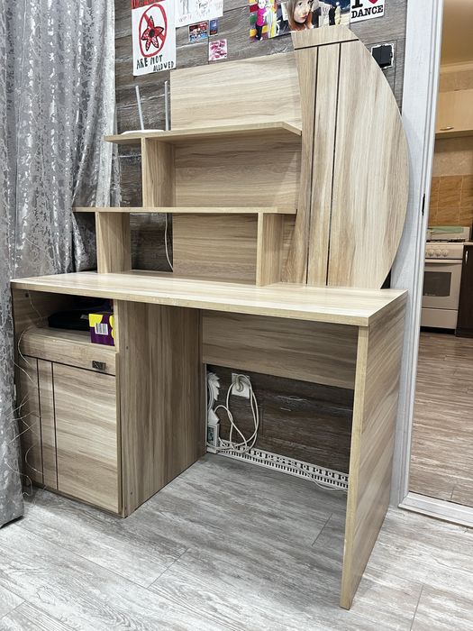 Продам стол в детскую комнату