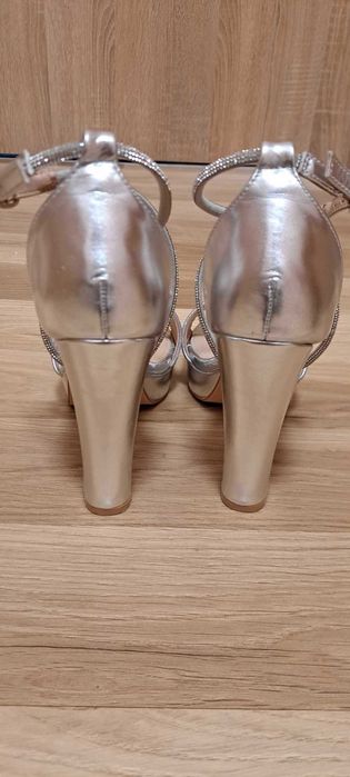 Дамски сандали в сребрист цвят