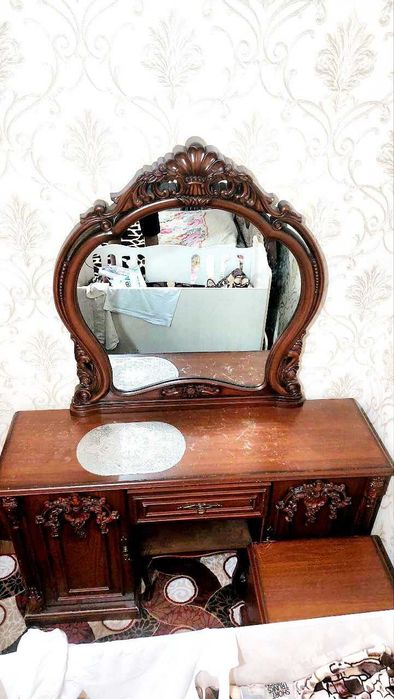 Срочно спальный гарнитур Трюмо Шкаф 2-тумбочка 3та нарса комплектда