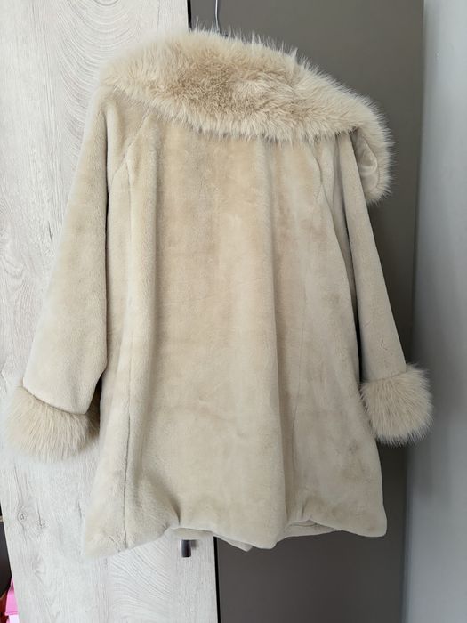 Късо зимно палто с пух в бежаво