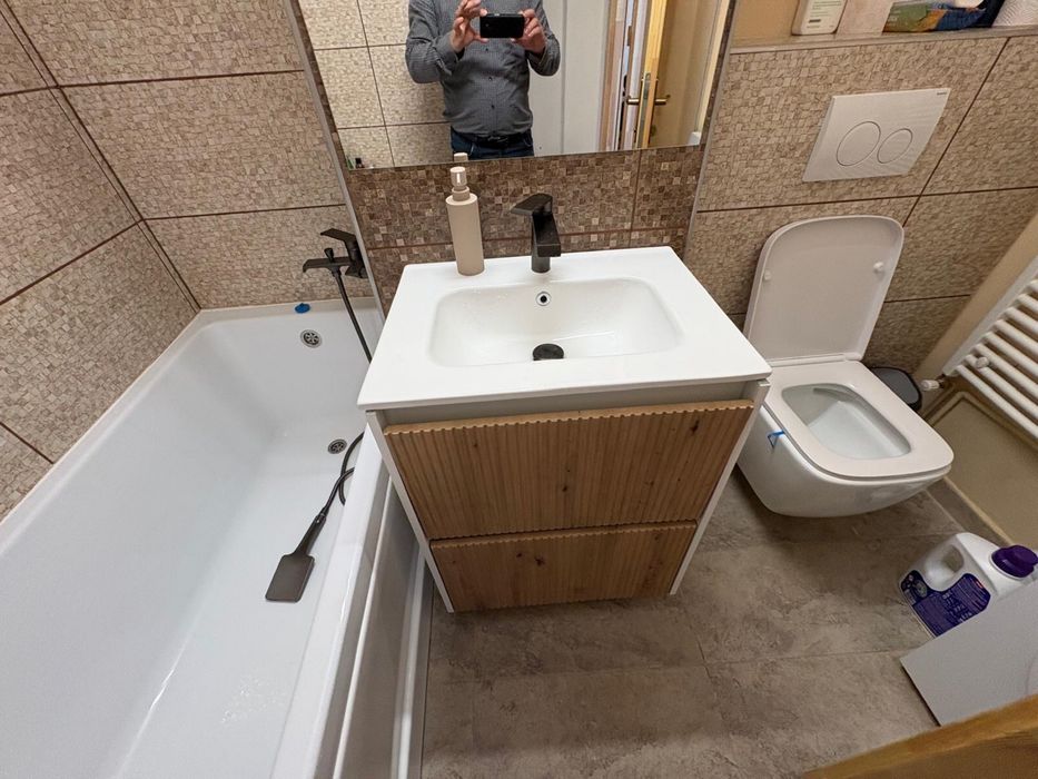 Inchiriez apartament 3 camere  Cornisa