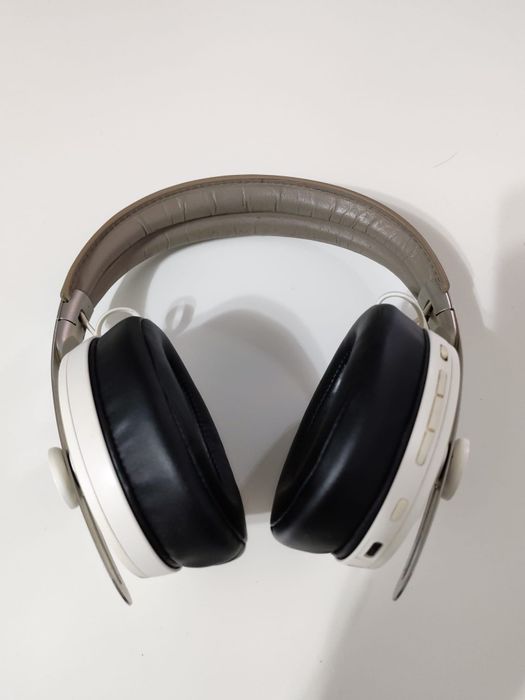 Sennheiser Momentum 3 (ca noi) impecabile.
