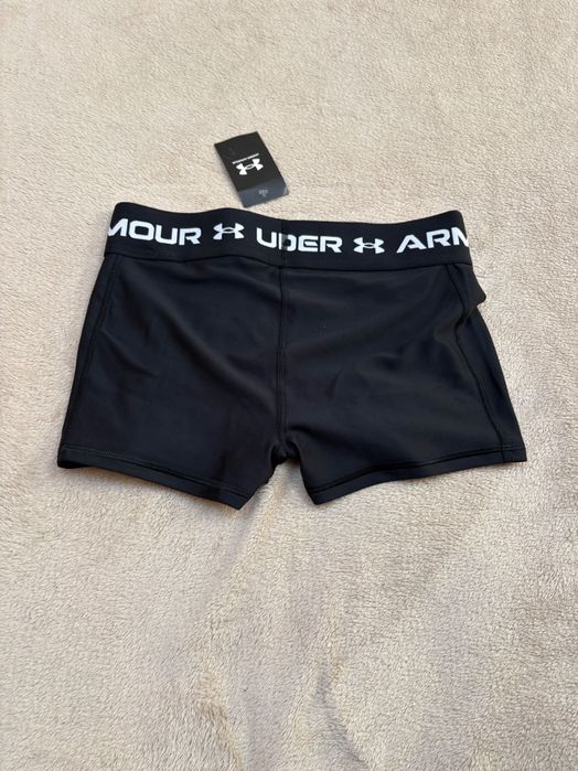 Дамски къси панталони UNDER ARMOUR