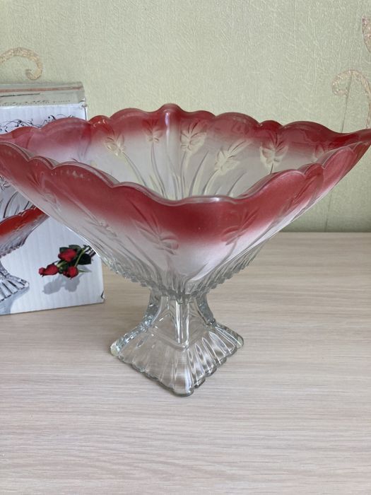 Продам красивую  вазу