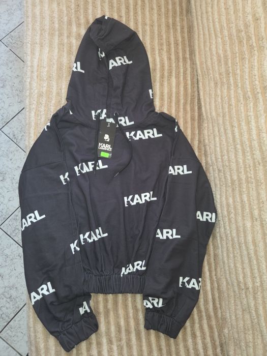 Продавам нов дамски памучен екип с бродирано лого -размер-М/Л