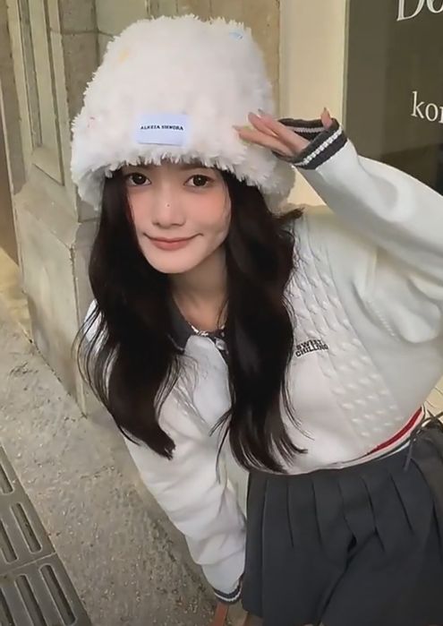 Теплая и мягкая женская шапка в белом цвете с пуговками