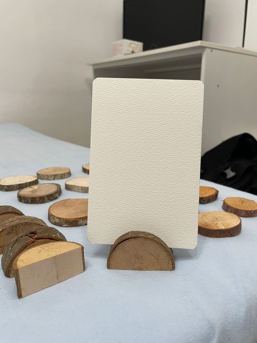 Vând 12 suporturi pentru numere masă și 12 suporturi lumânări