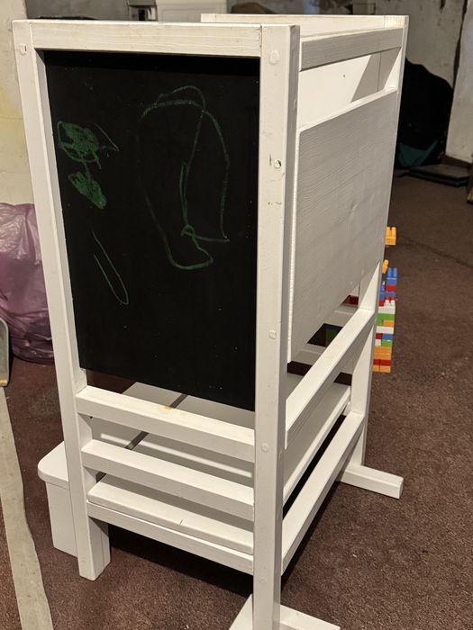 Learning tower montessori ajustabil, cu tablita de colorat.