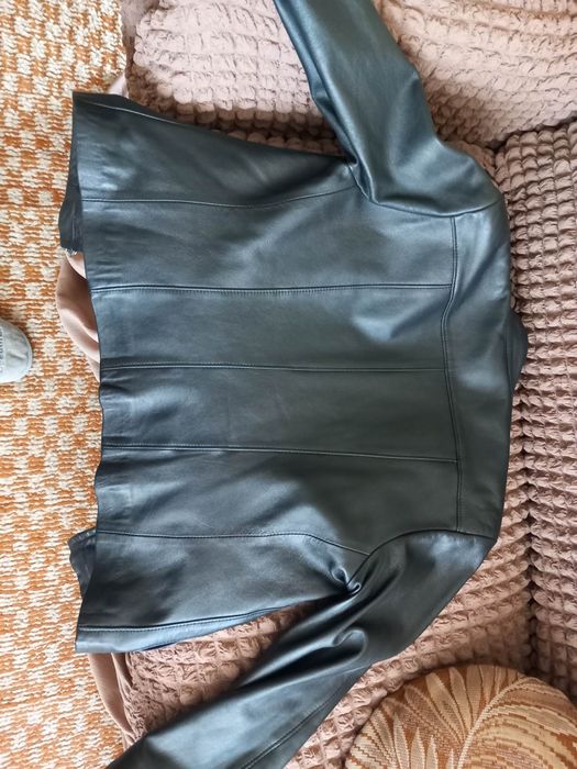 Продавам дамско кожено яке,телешки бокс.Необличано