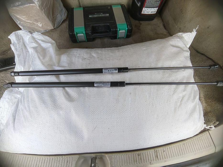 Продам газовые упоры капота