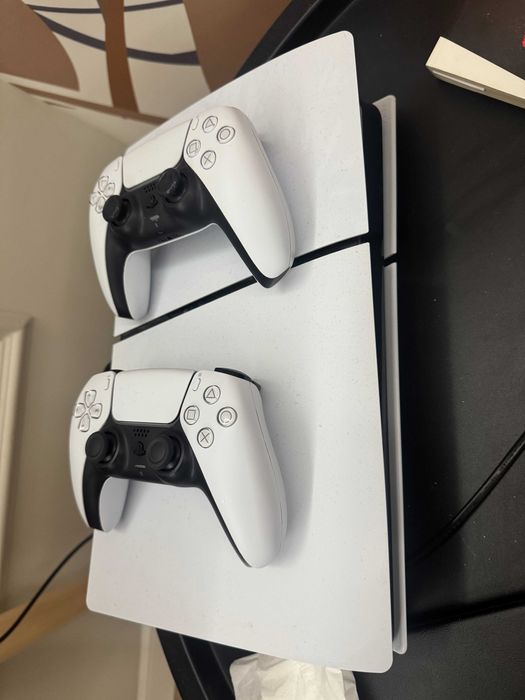 Playstation 5 SLIM DISK 2 controllere(unul dintre ele are stick drift)