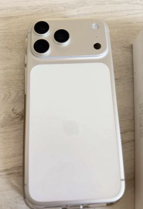 Vand iphone 17 pro nou