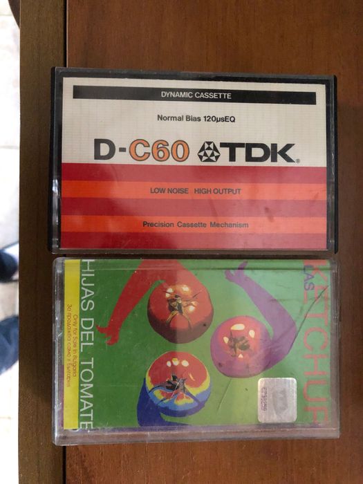 Стари ретро касети за касетофон и диск с музика